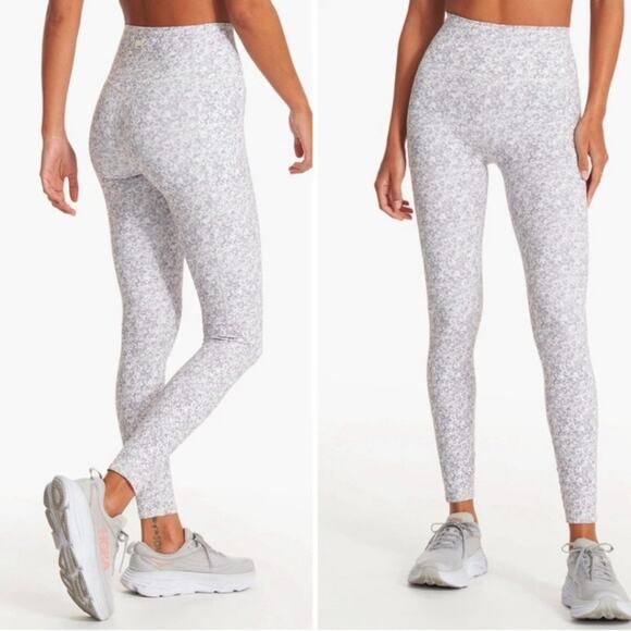Vuori Women's Studio Pocket Leggings In Light Micro Mini Camo Lavender XS - Picture 1 of 8